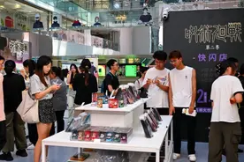 起猛了，商场长满了“谷子店”图片