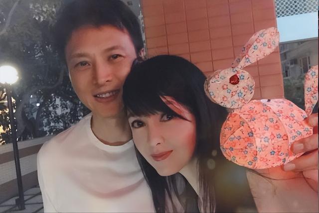 被戴8次绿帽子，3次被捉奸在床，这就是我们“玉女”守卫的爱情