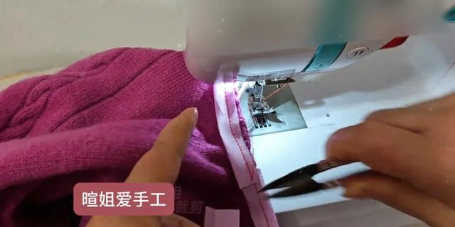 闲置毛衣幸亏没扔！拆下袖子缝两道线，变个新款百搭又暖和，真