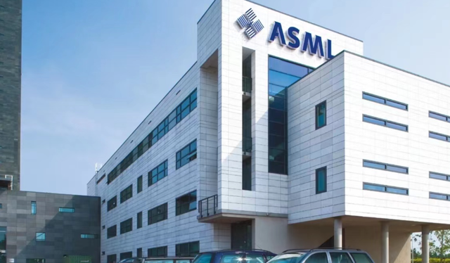 荷兰政府花200亿挽留无效！光刻机巨头ASML为何要从老家搬走？