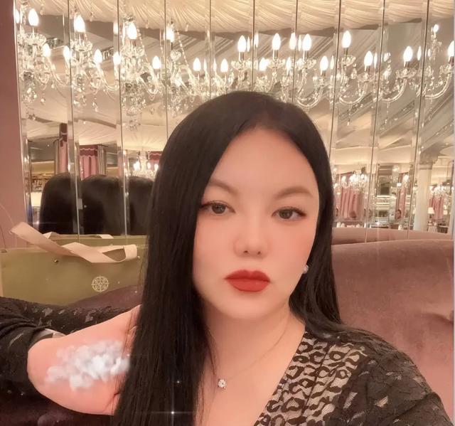 李湘事件升级！家境被扒底朝天，父母身份曝光	，果然不简单