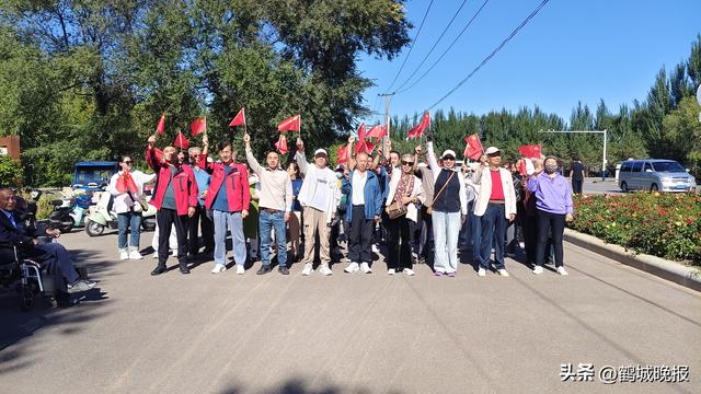 双节前夕邻里乐！曙光社区徒步活动暖人心