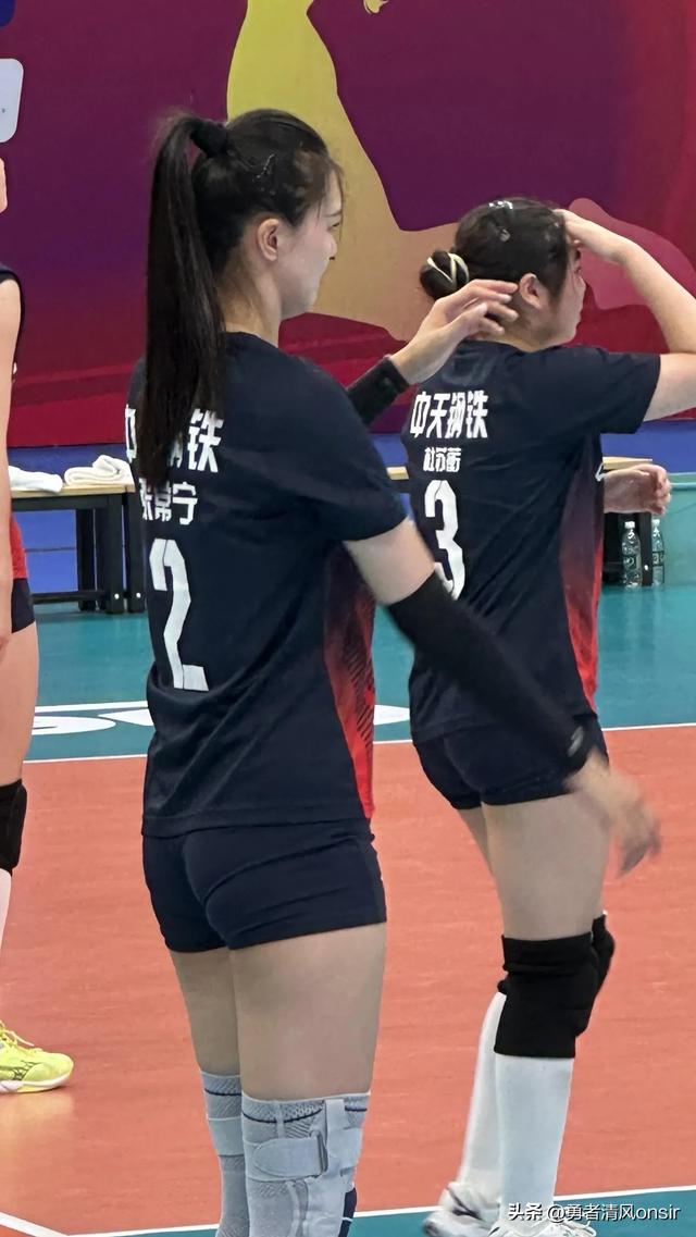 张常宁现身女排锦标赛, 耐心给粉丝签名人气超高, 脸又小又精致好美