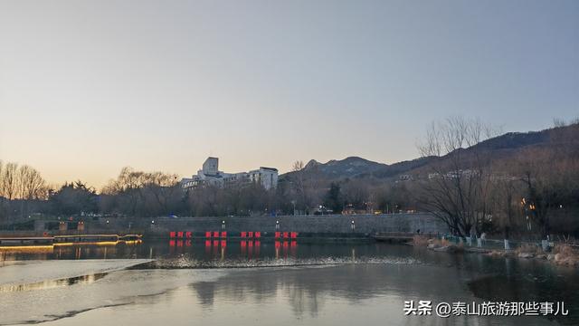 泰安：城东一个公园，冬季半池澄澈景美人少，距泰山红门仅2公里