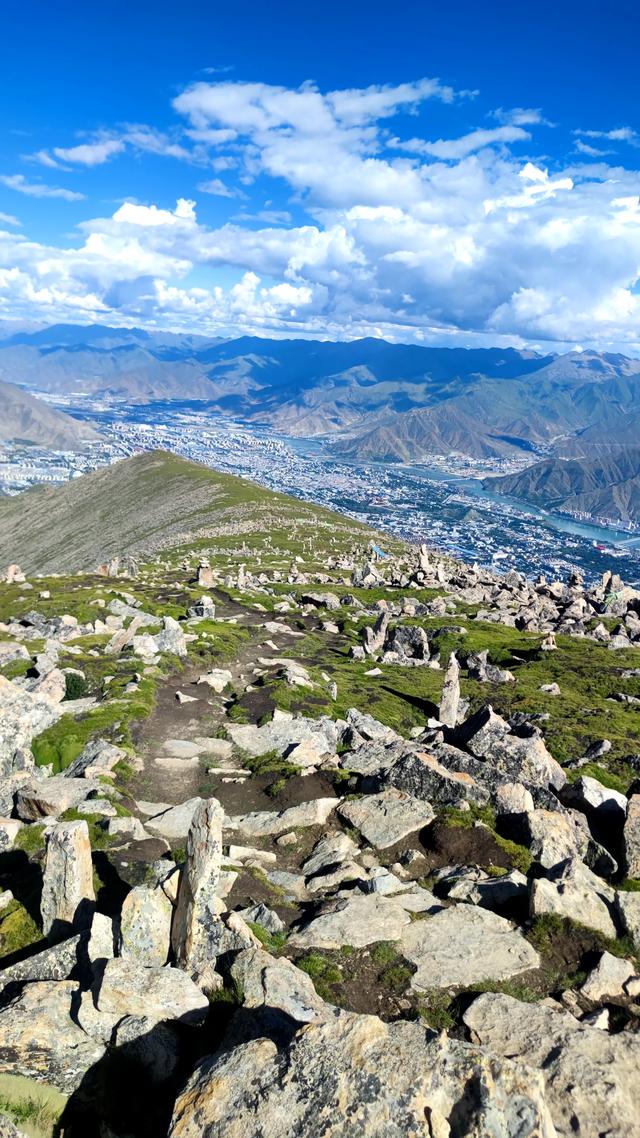 爬拉萨哲蚌寺后山,从海拔3600米到山顶5300米,上下20公里