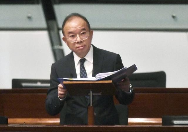 中央免去香港高官职务，特首李家超罕见同台面见记者：曾国衞是因健康原因提出离职	，坊间不实流言可以休矣！