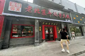 火锅店老板因救人牺牲后 他的店外排起长队图片