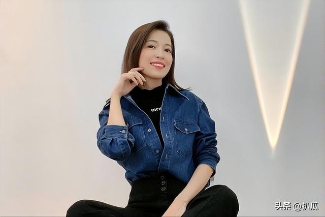 她曾是上海台主持人，如今在仓库打包卖水果，单身带儿子独自生活