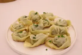 色泽金黄，外脆里嫩，馄饨还能这样吃！图片