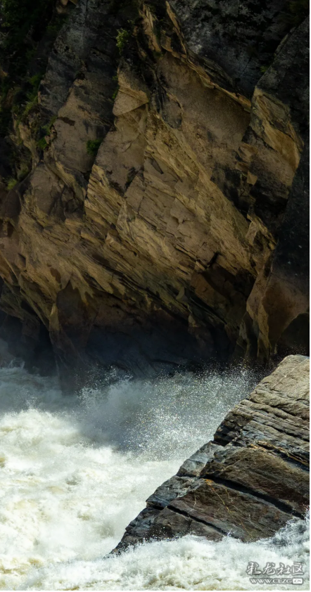 激流险滩，气势磅礴的虎跳峡峡谷 敬畏大自然的鬼斧神工