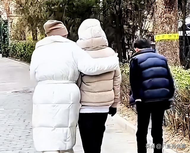 张兰不听劝，又晒孙子孙女	，小玥儿太像大S，外套7000元 个子很高