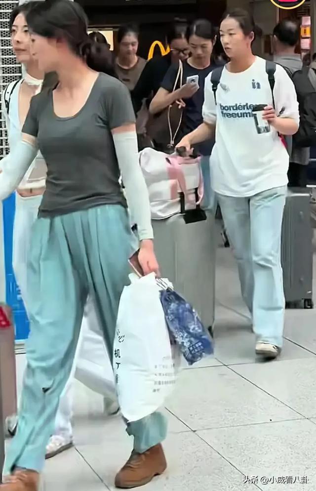 女民兵拉着五颜六色拉杆箱返程，阅兵靴子没来得及换，穿衣很时尚