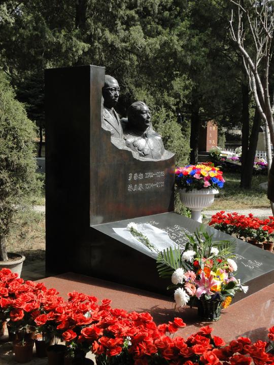 八宝山公墓中，受祭拜最多的是谁？81号墓安葬着谁？无名墓碑是谁