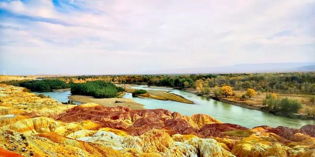 上帝调色盘 新疆“五彩滩”