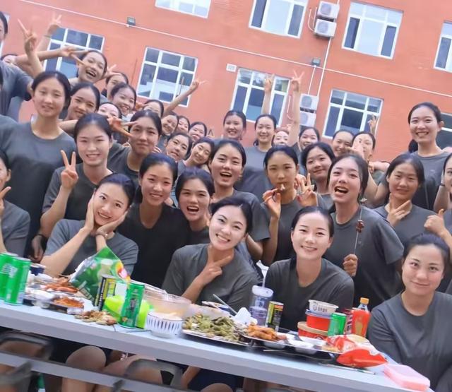 太牛了！女民兵李思颖阅兵回家仅半天,母亲就宣布其新身份，恭喜