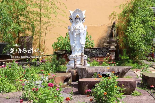 浙江宁波这个古村藏于山谷，千年古寺与清溪相对而居，幽静古朴
