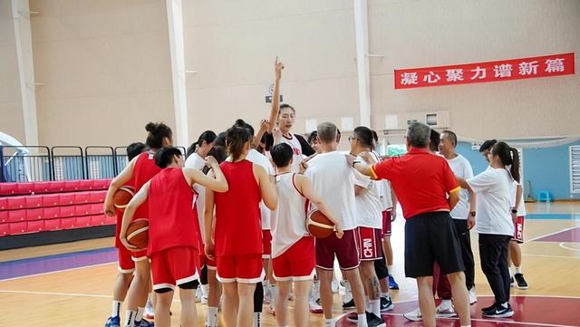 中国女篮开始集训！宫鲁鸣带队：韩旭、杨舒予、徐凤威等状态出色