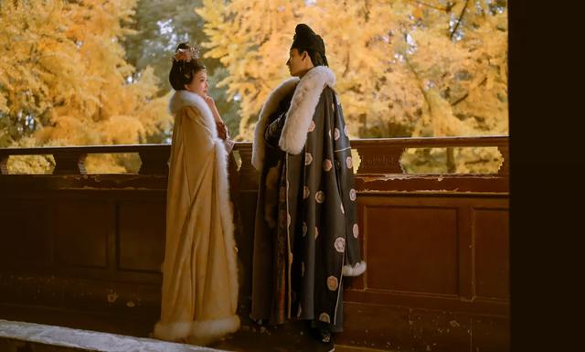 草堂银杏季 | 老枝诗未全，园中金将成