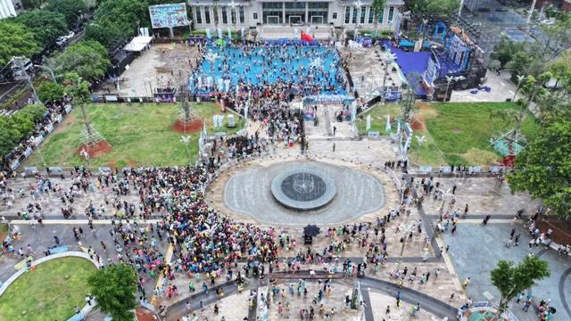 红河元阳14万游客泼热“水花经济”