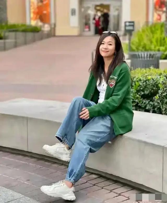 女神已经老了，素颜出镜	，老态龙钟，像一位老大妈