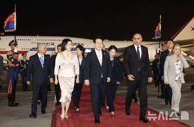 韩国第一夫人惊艳了埃及！59岁穿丝绸收腰裙，小腹凸起也难掩风韵