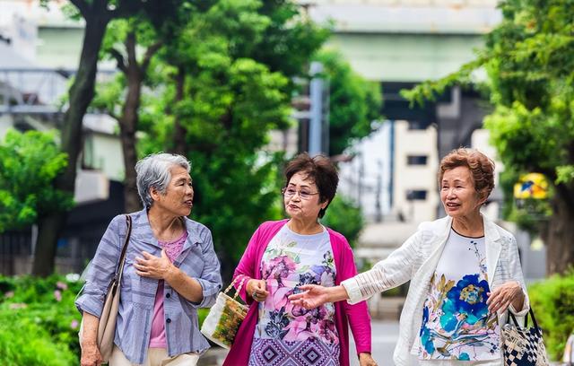 “退休了，终于能把地图走成路”：千万60后正在疯玩这十年