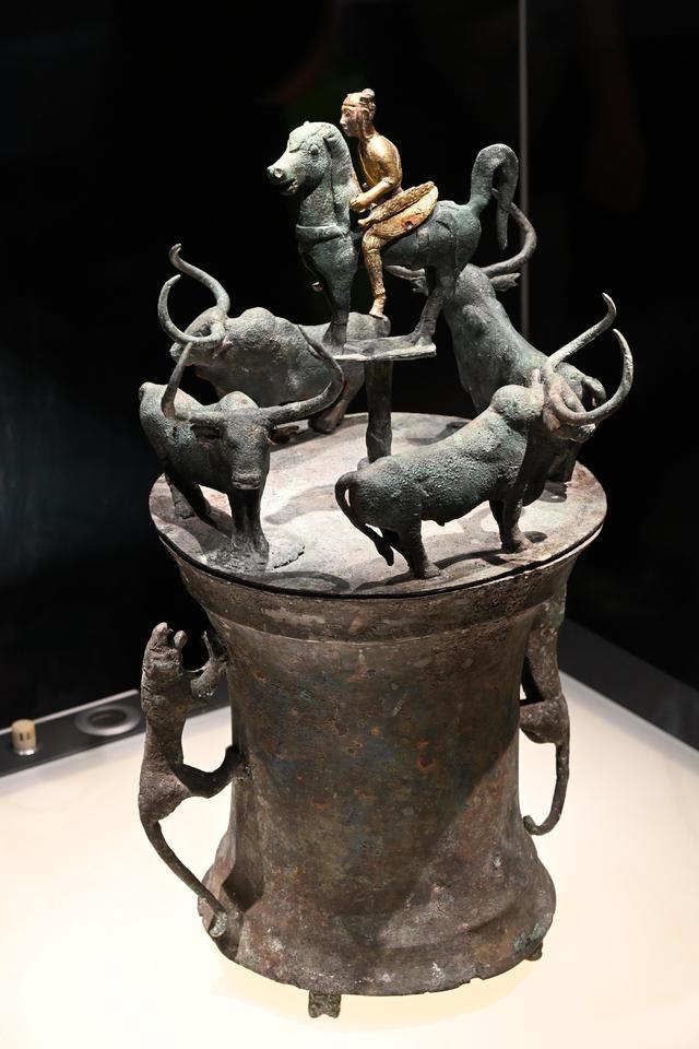 滇池池上云悠悠，归来依旧是春城
