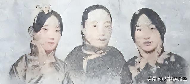 袁世凯的真实老照片：穿龙袍坐龙椅接受朝拜，姨太太确实漂亮！