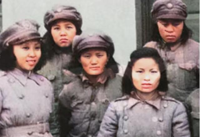 国民党女兵罕见老照片，一点不像电视中的女特务，图4挺漂亮