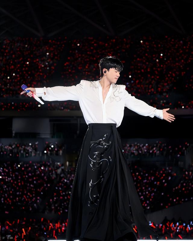 央媒发文，高调官宣42岁张杰喜讯，全网恭喜，终于等到这一天