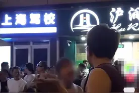 “我长这么好看，我不想排”！上海一女子因不想排队与路人起争执，现场负责人回应→图片