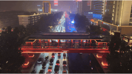 伞下热情，驱散秋寒丨雨中的邯郸道演出不停 游客热情不减！