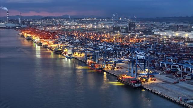 8大部门出拳，打破美元收割局，21招盘活大西部	，人民币亮剑！