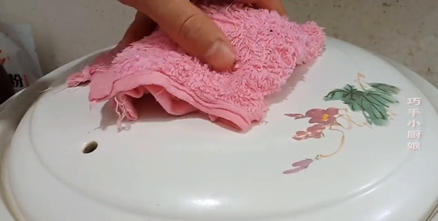 炖大骨头10人9错，大厨教你饭店不外传的秘诀	，汤浓白好...