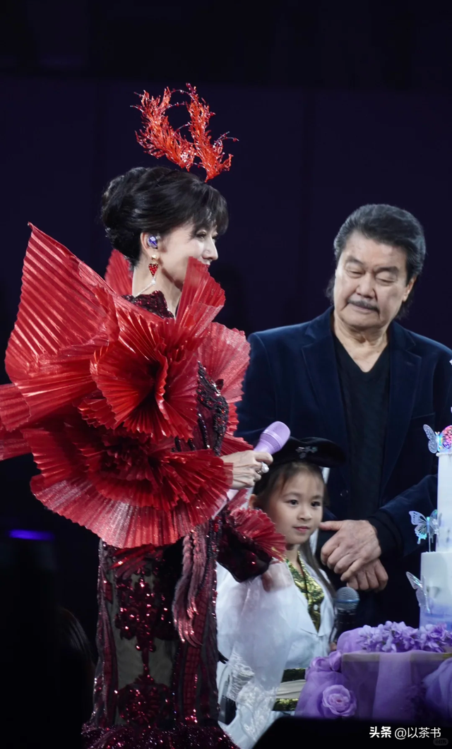 越来越不对劲！72岁赵雅芝和年轻人斗舞不在话下，与李连杰有一拼