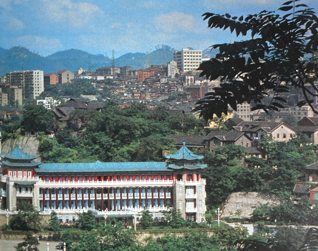 1985年的重庆，又被这个魔幻山城的人文景观震撼了！
