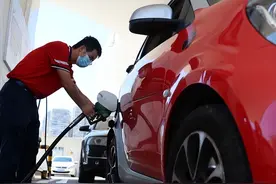 油箱里剩多少油最合适加油？记住这个标志，提前加油，网友：涨知识了！图片