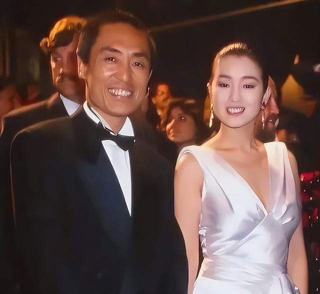 央视公开点名，张艺谋真实处境暴露，再次明白陈婷才是人间清醒