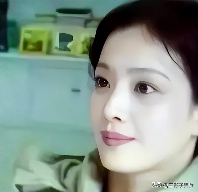 刘亦菲母亲刘晓莉：今66岁仍单身，身材傲人，长得比女儿还漂亮