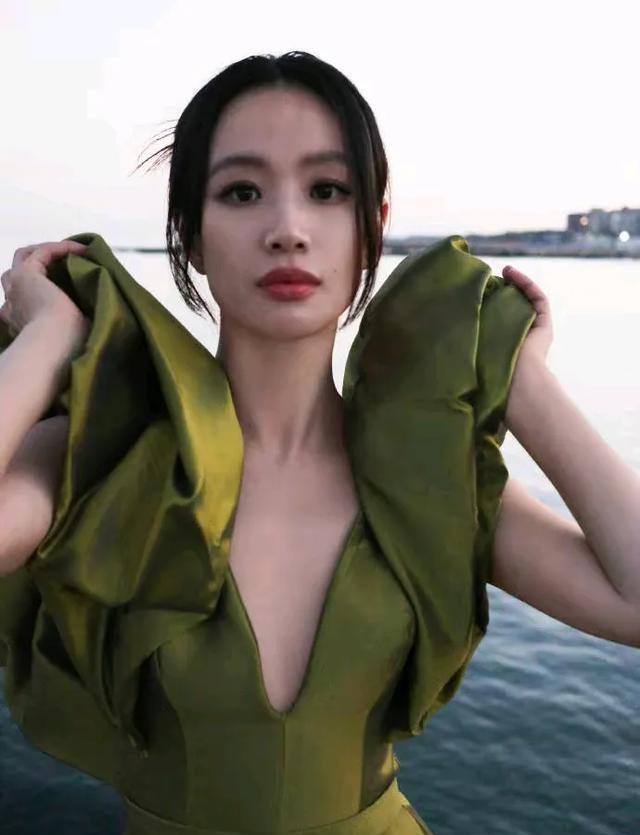这跟不穿有啥区别？32岁李梦真空上阵，几乎全裸，网友直呼太大胆