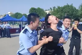 电子脚镣威力曝光，释放3万伏高压脉冲电流，不在监狱胜似监狱图片