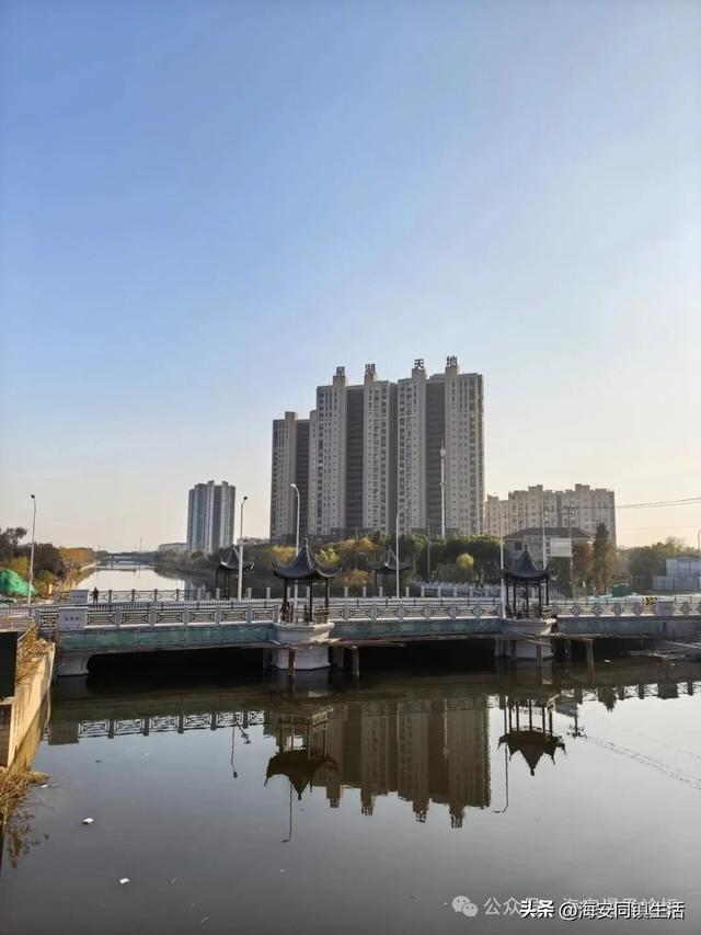 在海安新立发桥上看看老通扬河的水，回味春秋风云！