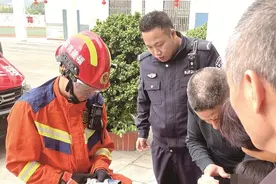 学生手卡书桌，消防“拆桌”解救图片