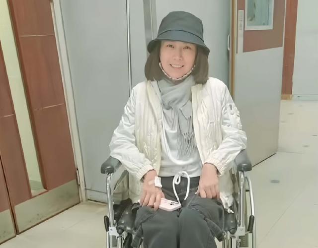 香港知名女星乳腺癌复发，头发掉光裹头巾出镜，做按摩发现病情