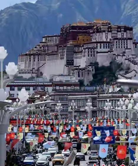 60 周年庆典在即，市民游客共赏光影盛宴