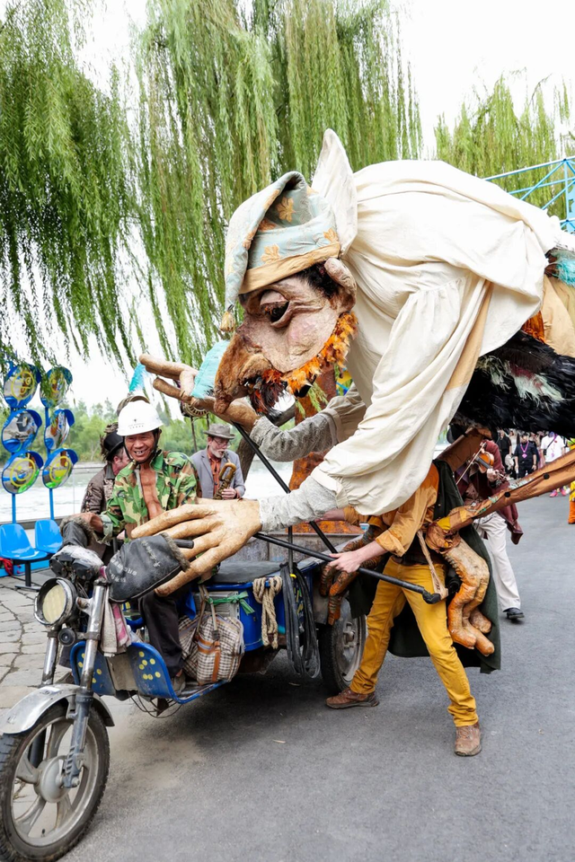 巡游、互动、狂欢，「乐园化」的乌镇戏剧节走向大众