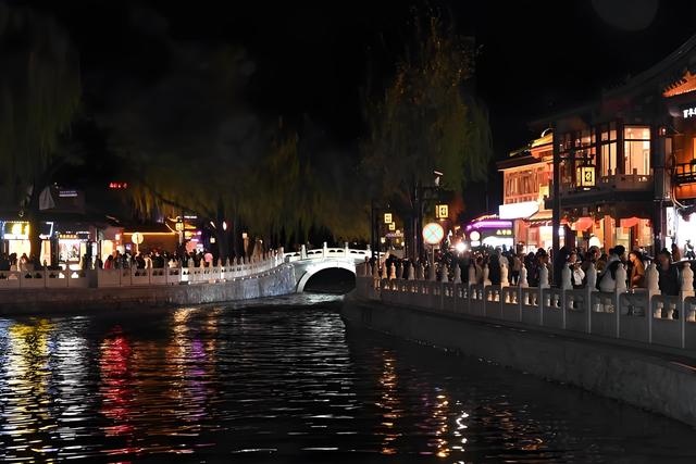 银锭桥头诉风雅，一怀情思寄天涯