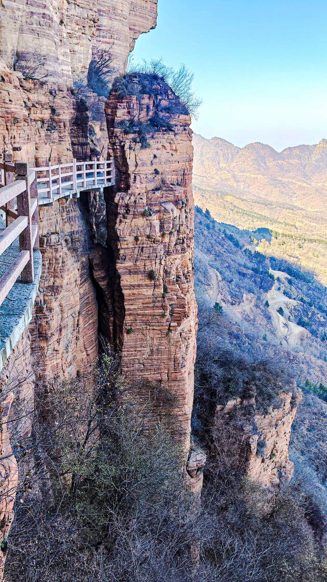 游东太行，望群山 ，感悟‘云海翻腾走龙蛇，绝壁生辉见奇峰’