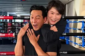 吴彦祖晒被张伟丽锁喉照，祝贺其获奖：12年前，我曾告诉UFC老板需要培养一位中国冠军图片