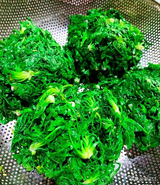 冬天，这菜使劲吃！一解毒，二对眼睛好，三护肝，冬天包饺子真香
